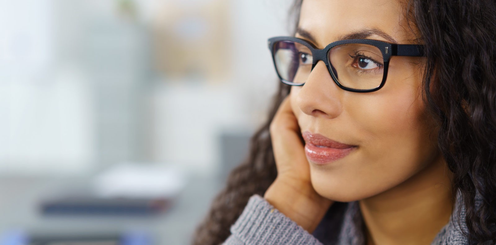 Woman looking for eye doctor in rock island