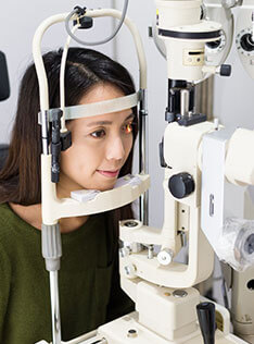 Woman getting an eye exam at Bard Optical in Peoria Knoxville